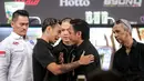 <p>Rudy Golden Boy (dua dari kiri) dan&nbsp;Dean Hamsah (dua dari kanan) saling berhadapan pada sesi konfrensi pers&nbsp;Byon Combat Showbiz Vol. 4 di SCTV Tower, Jakarta, Senin (28/10/2024) siang WIB. Rudy yang merupakan juara muaythai Indonesia akan berhadapan dengan Dean yang merupakan jagoan muaythai Malaysia, pada&nbsp;Byon Combat Showbiz Vol. 4 di Tennis Indoor Senayan, Jakarta, 30 November 2024. (Bola.com/Bagaskara Lazuardi)</p>