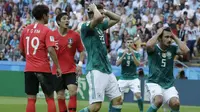 Para pemain timnas Jerman tampak kecewa setelah gagal membobol gawang Korea Selatan pada laga terakhir Grup F Piala Dunia 2018, Rabu (27/6/2018).  (AP Photo/Lee Jin-man)