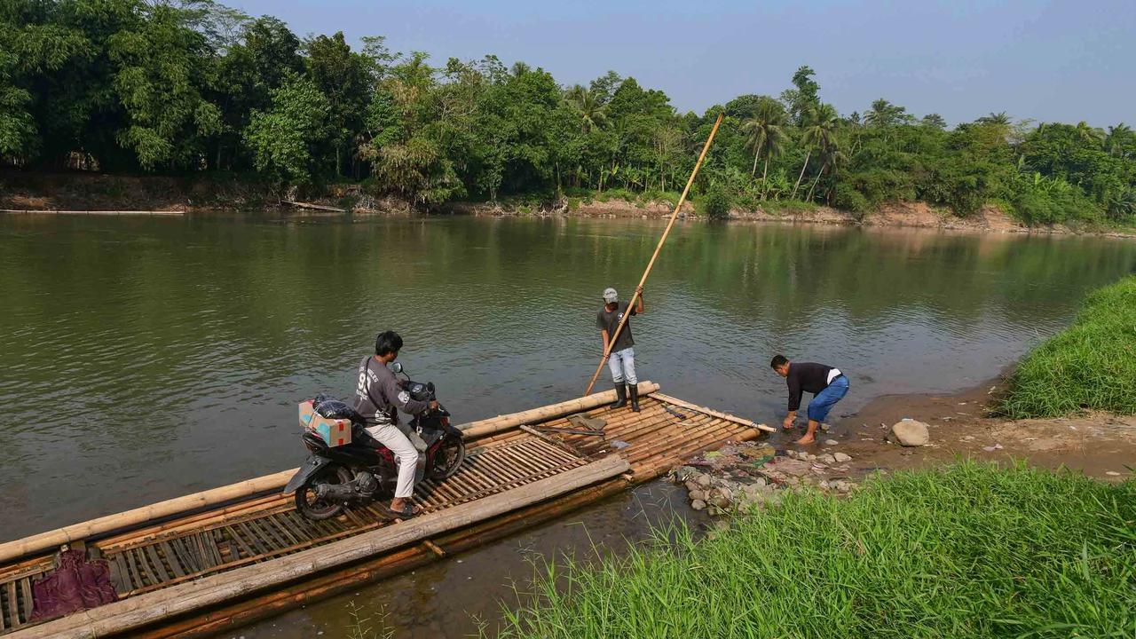 FOTO: Rakit Bambu Terakhir di Sungai Cisadane Masih Melayani Warga