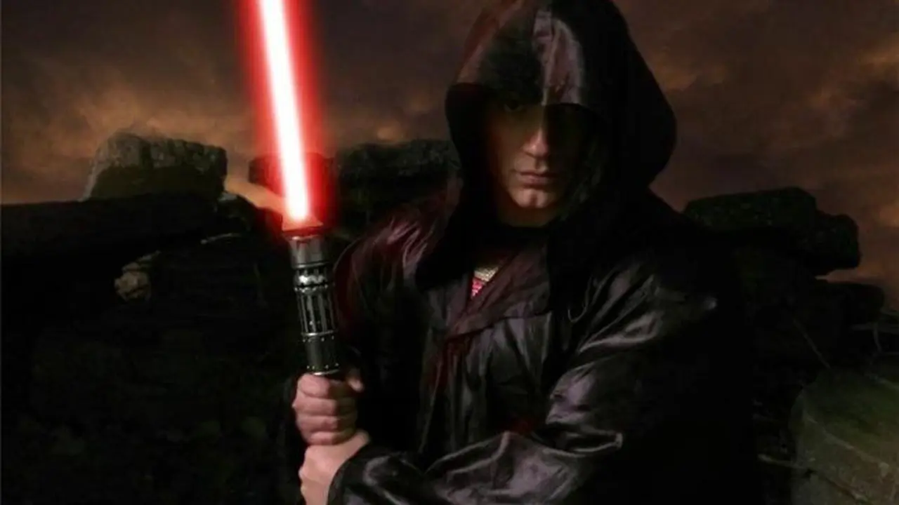 Foto Superman Menggenggam Pedang Star Wars Bikin Heboh