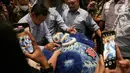 Dua barongsai yang berwarna biru dan putih menuntun jalan Prabowo ke bagian dalam ruangan acara. (Liputan6.com/Faizal Fanani)