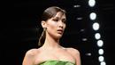 Model Bella Hadid berjalan di catwalk memeragakan busana Women Fall - Winter 2020 koleksi Versace di Milan, Italia (21/2/2020). Milan Fahsion Week berlangsung pada tanggal 18 Februari hingga 24 Februari. (AFP/Miguel Medina)