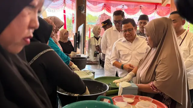 Menteri Koordinator Pemberdayaan Masyarakat (Menko PM) Muhaimin Iskandar saat mengunjungi Desa Watuagung, Kecamatan Bungah, Kabupaten Gresik, Jawa Timur.