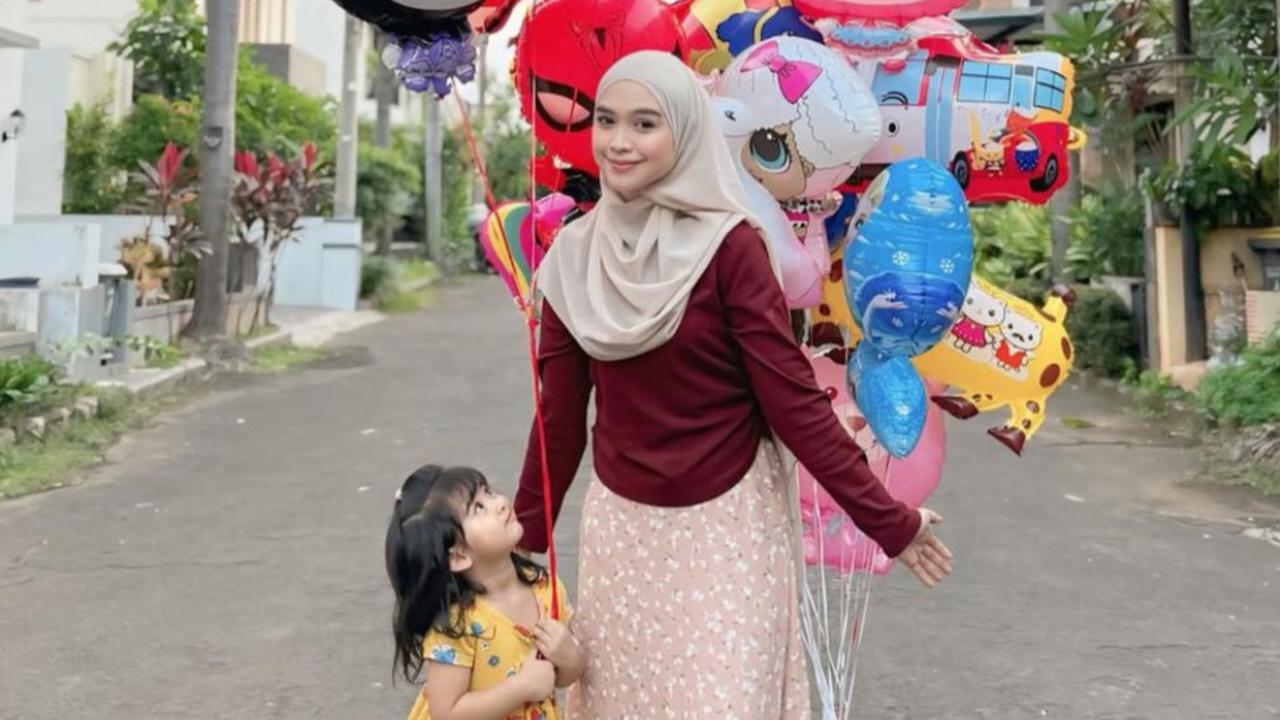 7 Potret Ria Ricis dan Moana Jenguk Baby Yasmin Anak Shindy Putri, Diwarnai Keceriaan