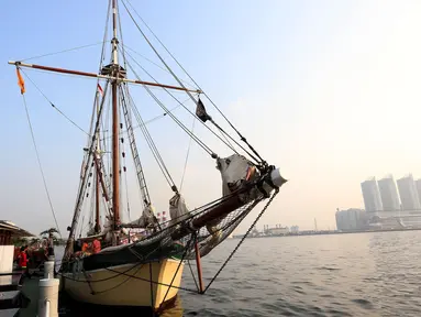 Kapal Sail Vega bersandar, di Pantai Mutiara, Jakarta Utara, Kamis (06/7). Sejak tahun 2015 Kapal Sail Vega bekerjasama dengan OT Grup menjalankan aksi sosial kemanusiaan dengan membawa bantuan di Indonesia Timur. (Liputan6/JohanTallo)