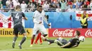 Gol Daniel Sturidge ke gawang Wales menjadikan timnya menang 2-1 pada laga Euro 2016 grup B di Stadion Bollaert-Delelis, Lens, Kamis (16/6/2016).  (REUTERS/Lee Smith)