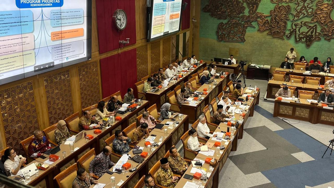 Rapat Komisi X DPR Perdana Bareng Tiga Menteri, Stella Christie dan Giring Ganesha Ikut Mendampingi