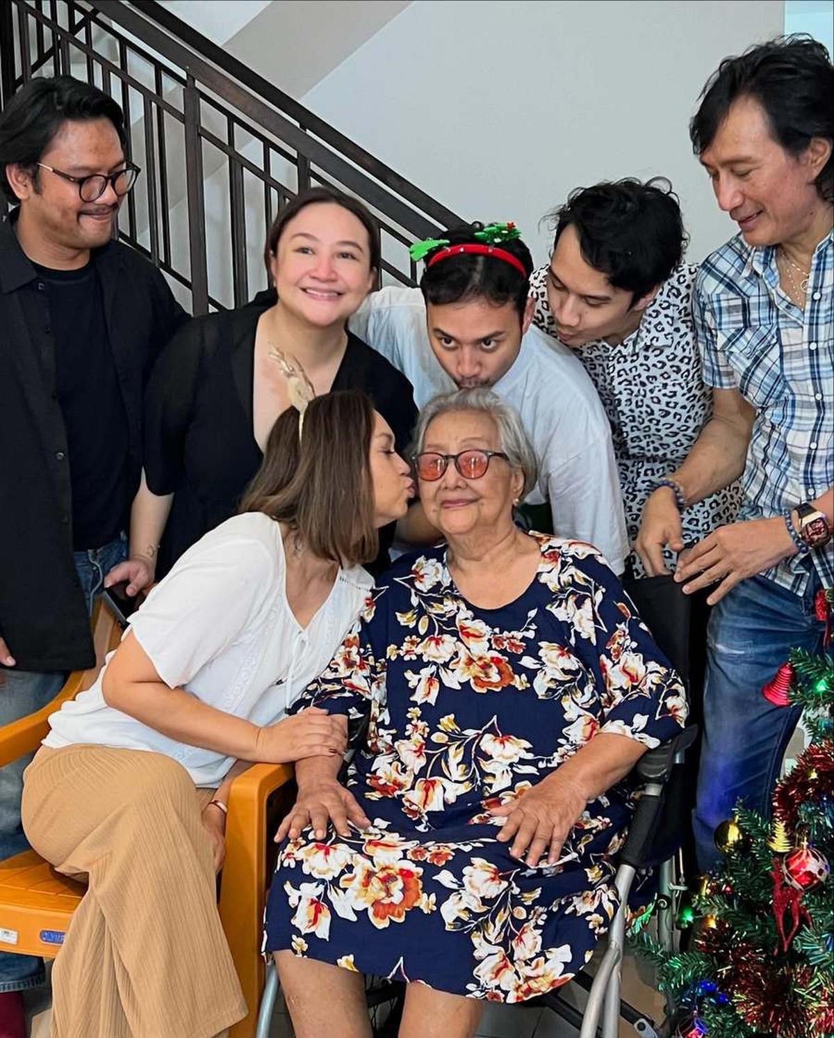 7 Potret Perayaan Natal Ira Wibowo & Katon Bagaskara, Meriah Bareng Keluarga Besar
