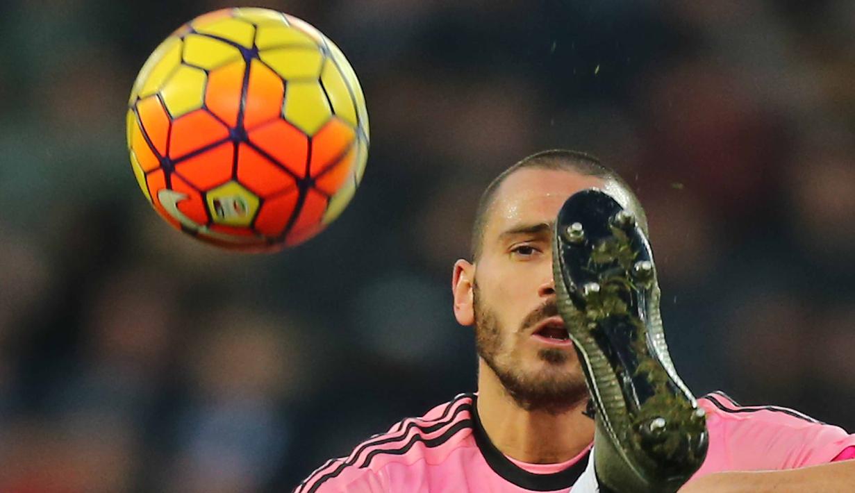 Pemain Juventus, Leonardo Bonucci  menghalau bola dari kejaran para pemain Udinese pada lanjutan Liga Italia Serie A antara Udinese vs Juventus di Stadion 'Dacia Stadium', Udine, Minggu (17/1/2016).  (AFP Photo/Marco Bertorello)