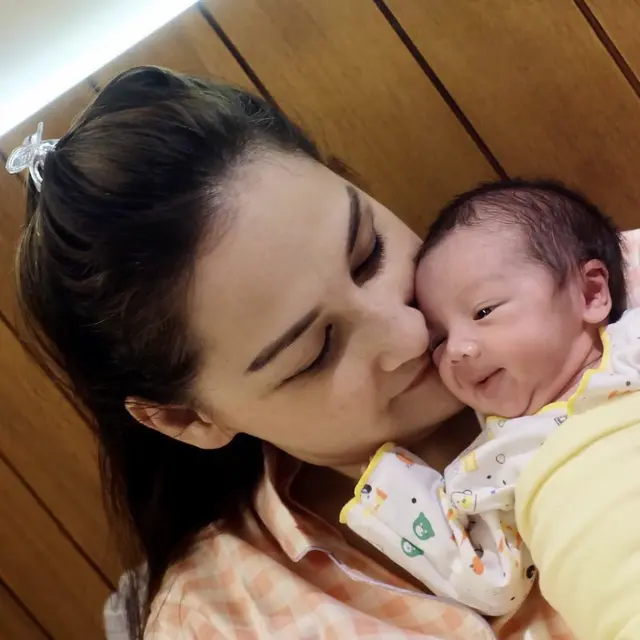 Tuai Pujian, Mona Ratuliu Jadi Ibu Susu Bayi Lelaki dari Seorang Ibu yang Meninggal