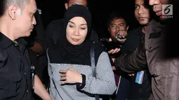 Istri Bupati Nganjuk, Ita Triwibawati meninggalkan gedung KPK Jakarta usai diperiksa, Kamis (26/10). KPK menyatakan untuk sementara Ita Triwibawati tidak terlibat dugaan suap yang melibatkan suaminya, Taufiqurrahman. (Liputan6.com/Helmi Fithriansyah)