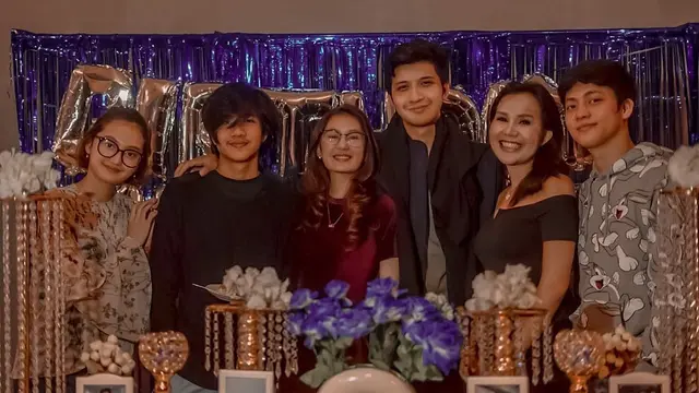 6 Potret Perayaan Ulang Tahun Aditya Zoni, Dapat Kejutan dari Kekasih