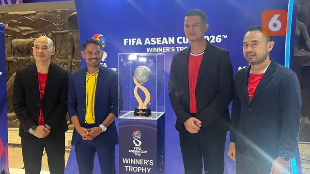 Empat legenda sepak bola ASEAN, Kurniawan Dwi Yulianto dan Ponaryo Astaman dari Indonesia, Safiq Rahim dari Malaysia, dan Baihakki Khaizan dari Singapura, meramaikan Trophy Reveal FIFA ASEAN Cup 2026 di Jakarta.