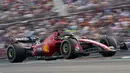 Pembalap Ferrari, Charles Leclerc memacu mobilnya saat Formula 1 GP Amerika Serikat 2023 yang berlangsung di Circuit of The Americas, Senin (23/10/2023) dini hari WIB. Sebelum didiskualifikasi oleh FIA, Leclerc berhasil finis di urutan keenam. (AP Photo/Eric Gay)