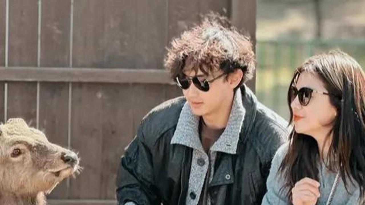Gaya rambut keritingnya terlihat sedikit berantakan dibandingkan dengan tampilan sebelumnya yang rapi.