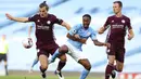 Striker Manchester City, Raheem Sterling, berebut bola dengan bek Leicester City, Caglar Soyuncu, pada laga Liga Inggris di Stadion Etihad, Senin (28/9/2020). City takluk 2-5 dari Leicester. (Catherine Ivill/Pool via AP)