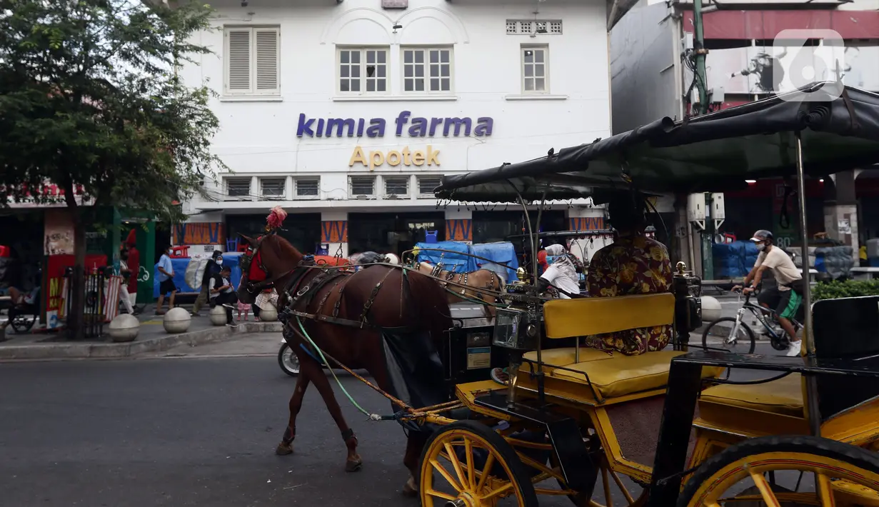 Aktivitas masyarakat di kawasan Jalan Malioboro, Yogyakarta, Minggu (10/10/2021). Wisatawan yang berkunjung di kawasan wisata Yogyakarta wajib mematuhi dan menerapkan protokol kesehatan karena Daerah Istimewa Yogyakarta masih berstatus PPKM level 3. (Liputan6.com/Helmi Fithriansyah)