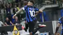 Pemain Inter Milan, Lautaro Martinez, melakukan selebrasi setelah mencetak gol ke gawang Monza pada laga perdana Serie A musim 2023/2024 di Stadion Giuseppe Meazza, Minggu (20/8/2023). Inter Milan menang dengan skor 2-0. (AP Photo/Luca Bruno)
