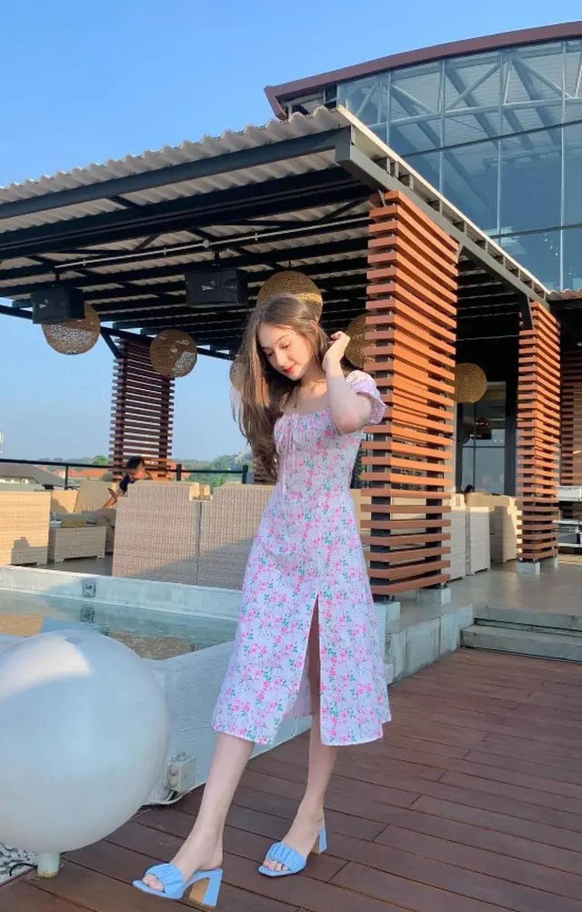7 Potret Terbaru Laura Moane dengan Dress Motif Bunga, Gaya Feminin untuk Usia 19 Tahun