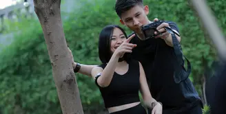 Duo Soundwave digawangi penyanyi Rinni Wulandari dan Jevin Julian. Dalam proyek perdananya, ia membuat video klip untuk single 'Salah'. (Adrian Putra/Bintang.com)