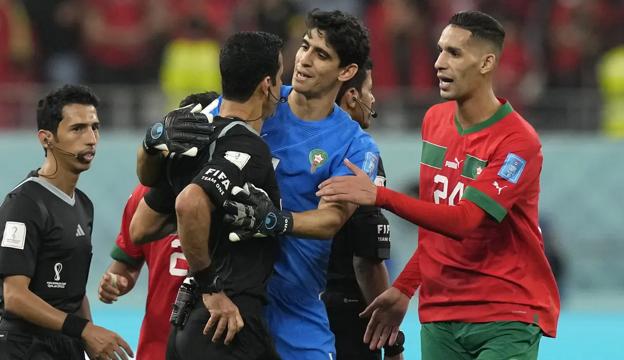 Yassine Bounou (tengah) meminta wasit agar tidak memberikan hukuman tambahan berupa pemberian kartu kepada pemain Maroko yang melakukan protes. (AP Photo/Frank Augstein)