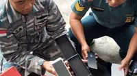 Petugas gabungan berhasil gagalkan penyelundupan ponsel ilegal di Dumai. Foto: (Lanal Dumai)