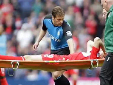 Middlesbrough&#039;s midfielder Stewart Downing is stretchered off after a tackle by Aston Villa&#039;s midfielder Stiliyan Petrov during EPL at the Riverside Stadium, Middlesbrough on May 16, 2009. AFP PHOTO/GRAHAM STUART