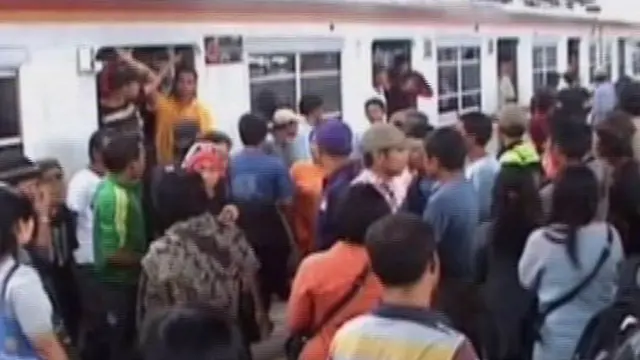 Demonstran Blokir Rel Kereta di Stasiun Bekasi
