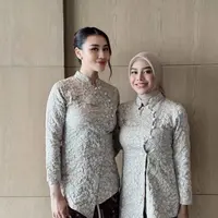 Aurel Hermansyah dan Aaliyah Massaid saat kondangan bareng. [@aaliyah.massaid]