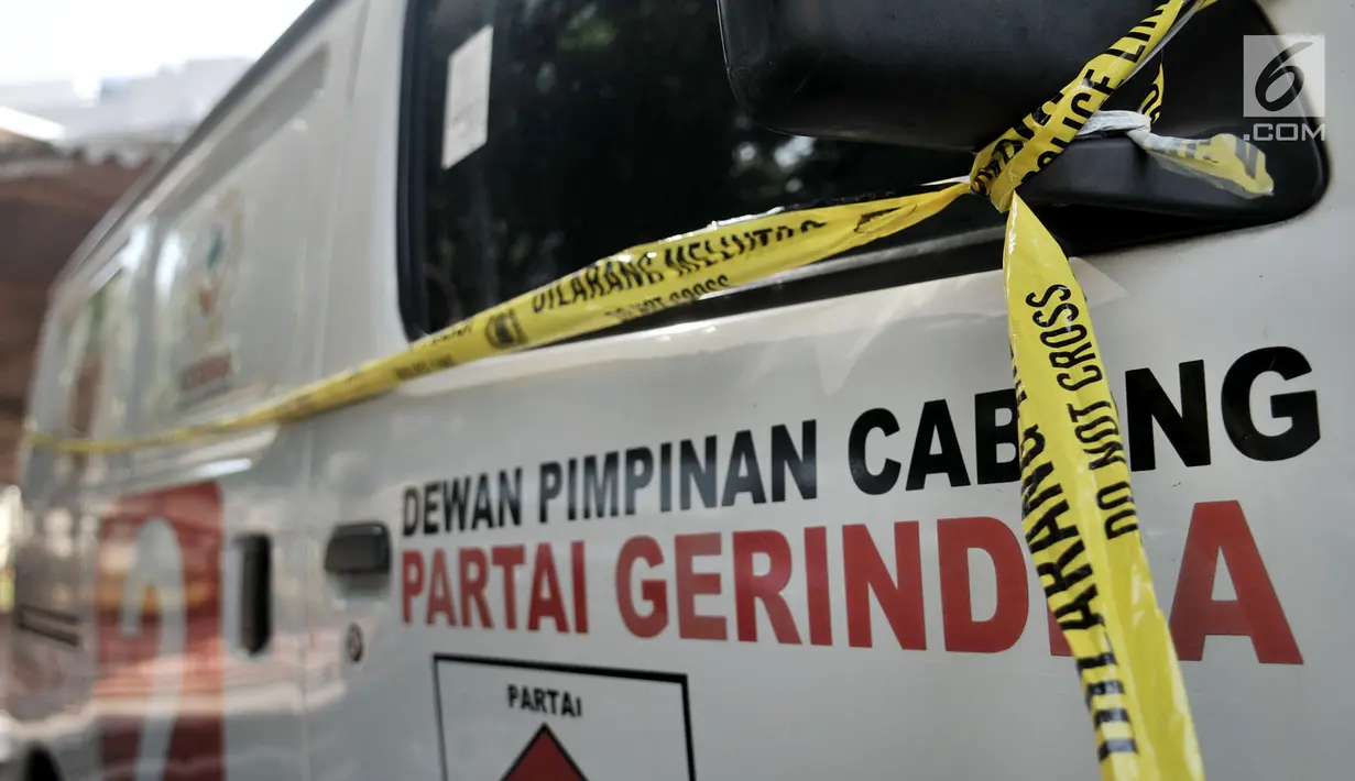 Ambulans Partai Gerindra yang diamankan polisi dipasangi garis polisi di halaman Mapolda Metro Jaya, Jakarta, Kamis (23/5/2019). Ambulans milik Partai Gerindra Tasikmalaya berpelat nomor B 9686 PCF tersebut diamankan polisi karena diduga mengangkut batu dalam Aksi 22 Mei. (merdeka.com/Iqbal Nugroho)