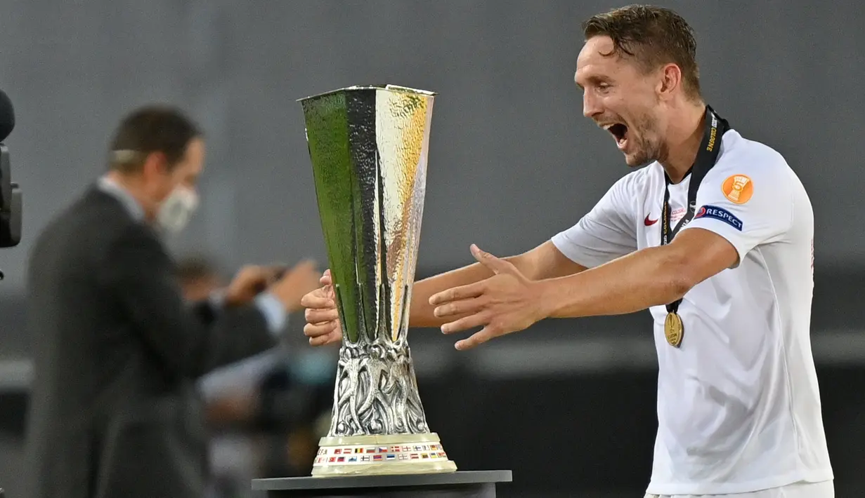 Penyerang Sevilla, Luuk de merayakan kemenangan menjadi juara Liga Europa setelah mengalahkan Inter Milan pada pertandingan final di Stadion Rhein Energie, Sabtu (22/8/2020) dini hari. Sevilla menjadi juara Liga Europa setelah menang dengan skor 3-2. (AP Photo/Martin Meissner, Pool)