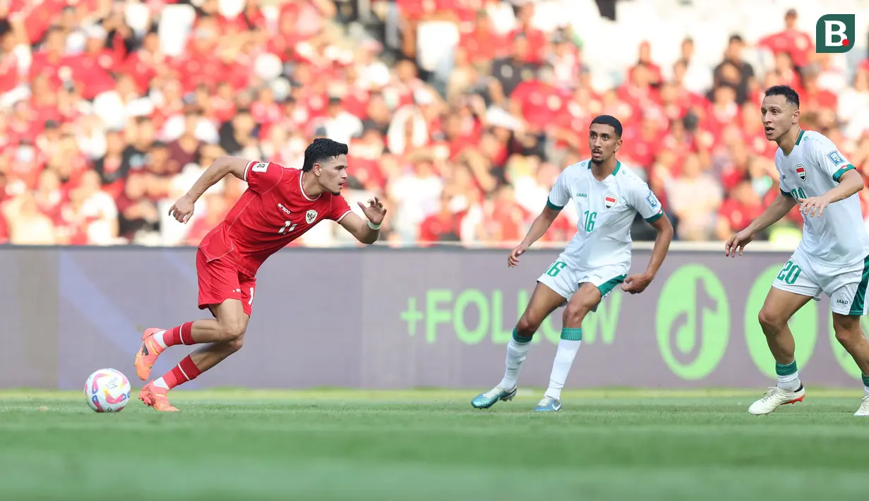 <p>Pemain Timnas Indonesia, Ragnar Oratmangoen (kiri) berusaha melewati adangan dua pemain Irak, Amir Al-Ammari (tengah) dan Osama Rashid pada laga Grup F putaran kedua Kualifikasi Piala Dunia 2026 zona Asia di Stadion Utama Gelora Bung Karno (SUGBK), Senayan, Jakarta, Kamis (6/6/2024). (Bola.com/M Iqbal Ichsan)</p>