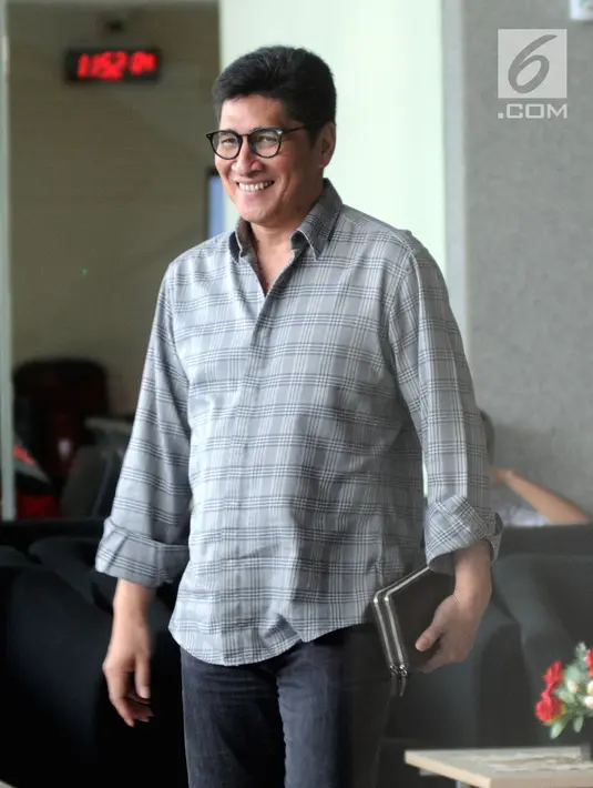 Mantan anggota Banggar DPR Mirwan Amir usai menjalani pemeriksaan di gedung KPK, Jakarta, Senin (04/06). Mirwan Amir diperiksa sebagai saksi untuk tersangka Irvanto Hendra Pambudi Cahyo dan Made Oka Masagung. (Merdeka.com/Dwi Narwoko)