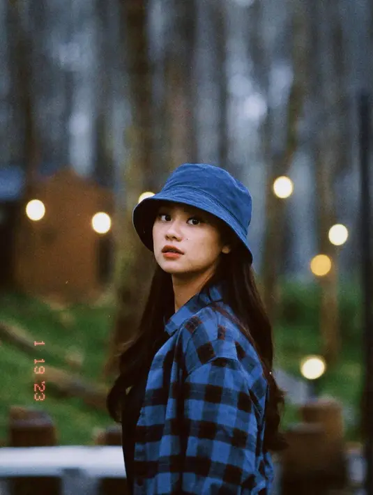 Menikmati keseruan liburan di alam, banyak netizen membanjiri kolom komentar Instagramnya. Ada salah satu penggemarnya pun yang bingung dengan pemandangannya, karena kagum dengan sosok Gege Elisa yang semakin hari tampil semakin menawan. (Liputan6.com/IG/@gegeelisa94)