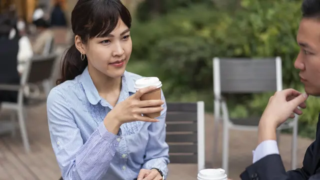 wanita desember berlagak cerdas