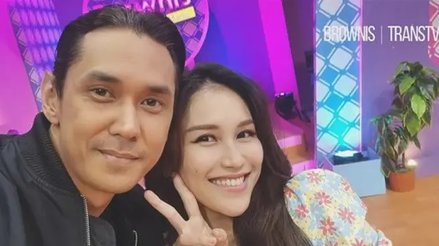 Ayu Ting Ting bersama Wisnu adik Sara Wijayanto. (Foto: Bronis Trans TV)