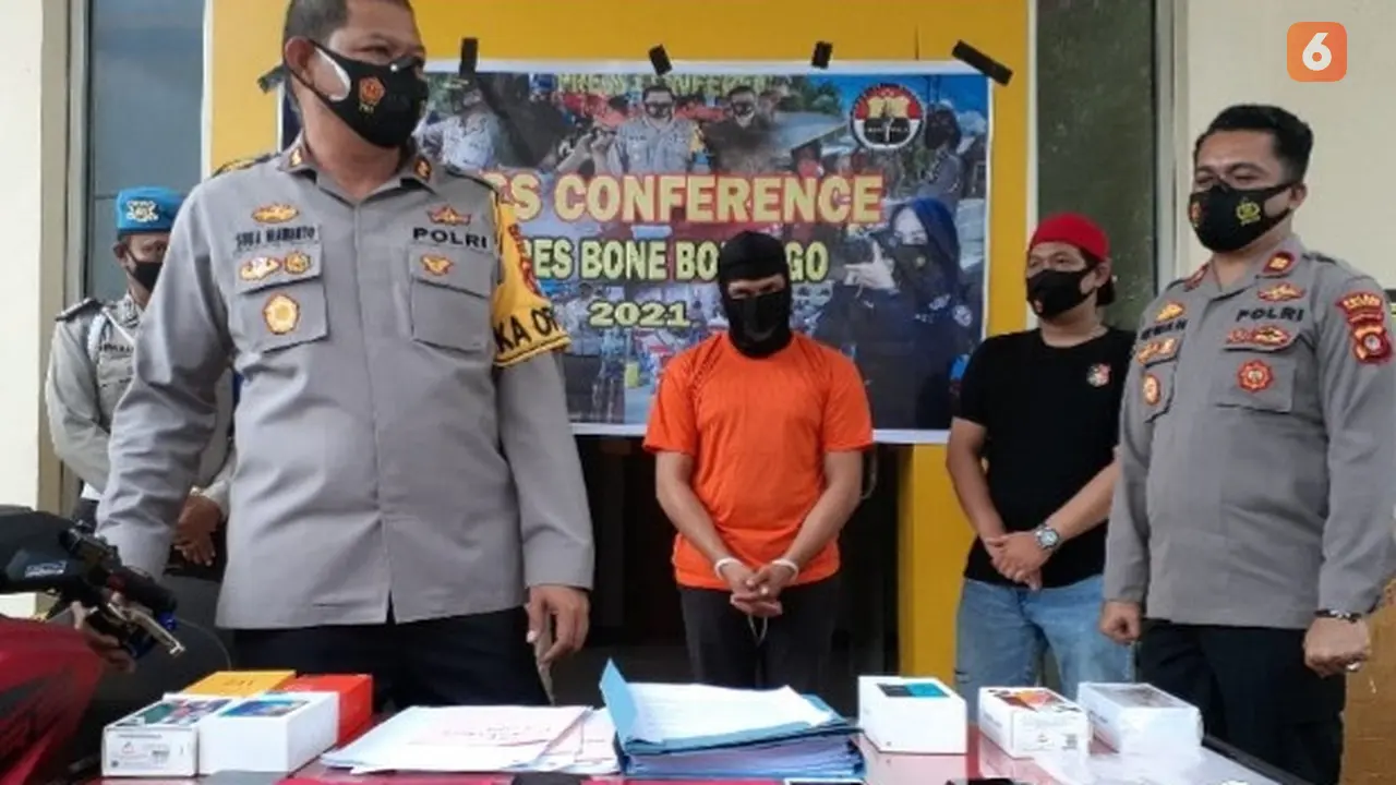 Kapolres Bone Bolango AKBP. Suka Irawanto merilis kasus penjambretan (Liputan6.com/Arfandi Ibrahim)