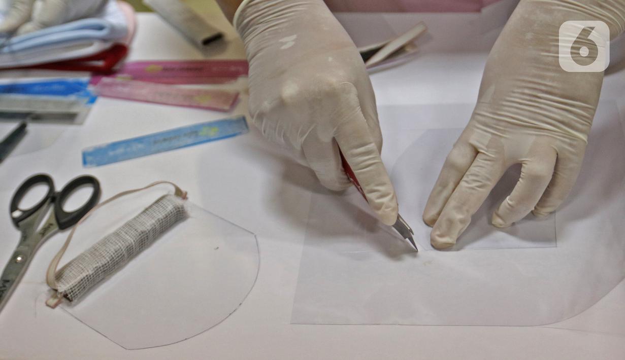 Foto Melihat Pembuatan Face Shield Mini Untuk Bayi Health