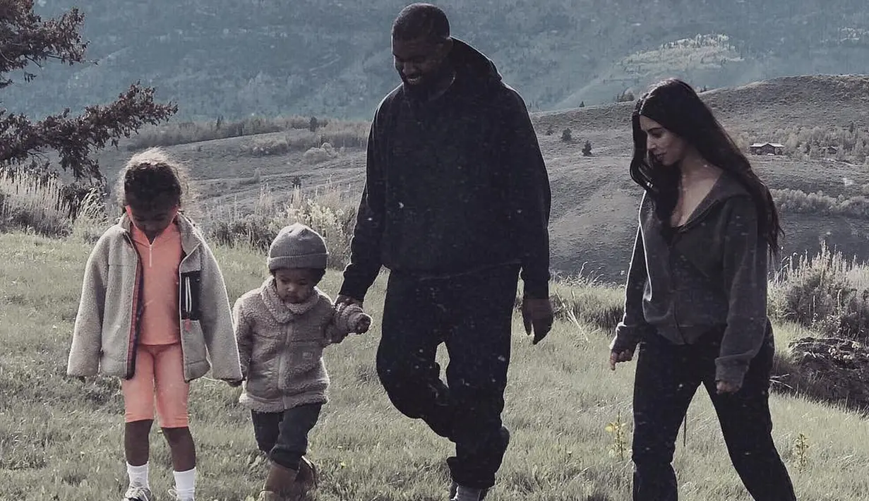 Dilansir dari E!, Kim mengaku bahwa anak-anaknya nggak tahu bahwa dirinya adalah seorang selebriti. (instagram/kimkardashian)