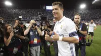 Bintang Real Madrid, Cristiano Ronaldo dikerubuti wartawan saat merayakan gelar juara La Liga Spanyol usai menaklukkan Malaga di Stadion La Rosaleda, Malaga, Minggu (21/5/2017). Malaga kalah 0-2 dari Madrid. (EPA/Daniel Perez)