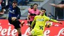 Pemain belakang Inter Milan,  Davide Santon melakukan tendangan selama laga ke-15 Serie A antara Inter Milan kontra Chievo Verona di Stadion San Siro, Minggu (3/12). Inter Milan menggilas tamu mereka itu dengan lima gol tanpa balas.(MIGUEL MEDINA / AFP)