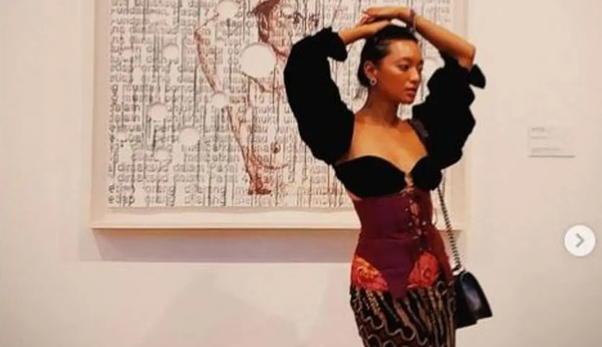 <p>Potret Sensual Asmara Abigail dalam Balutan Kebaya Modifikasi. foto: Instagram @asmaraabigail</p>