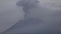 Pengungsi berlindung pasca erupsi Gunung Semeru di Masjid Desa Sumber Wuluh, Lumajang (5/12/2021). Gunung Semeru di Jawa Timur kembali meletus pada Sabtu (4/12/2021) pada pukul 15.00 WIB. (AFP/Juni Kriswanto)