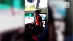 Aksi sopir bus joget dangdut sambil menyetir.