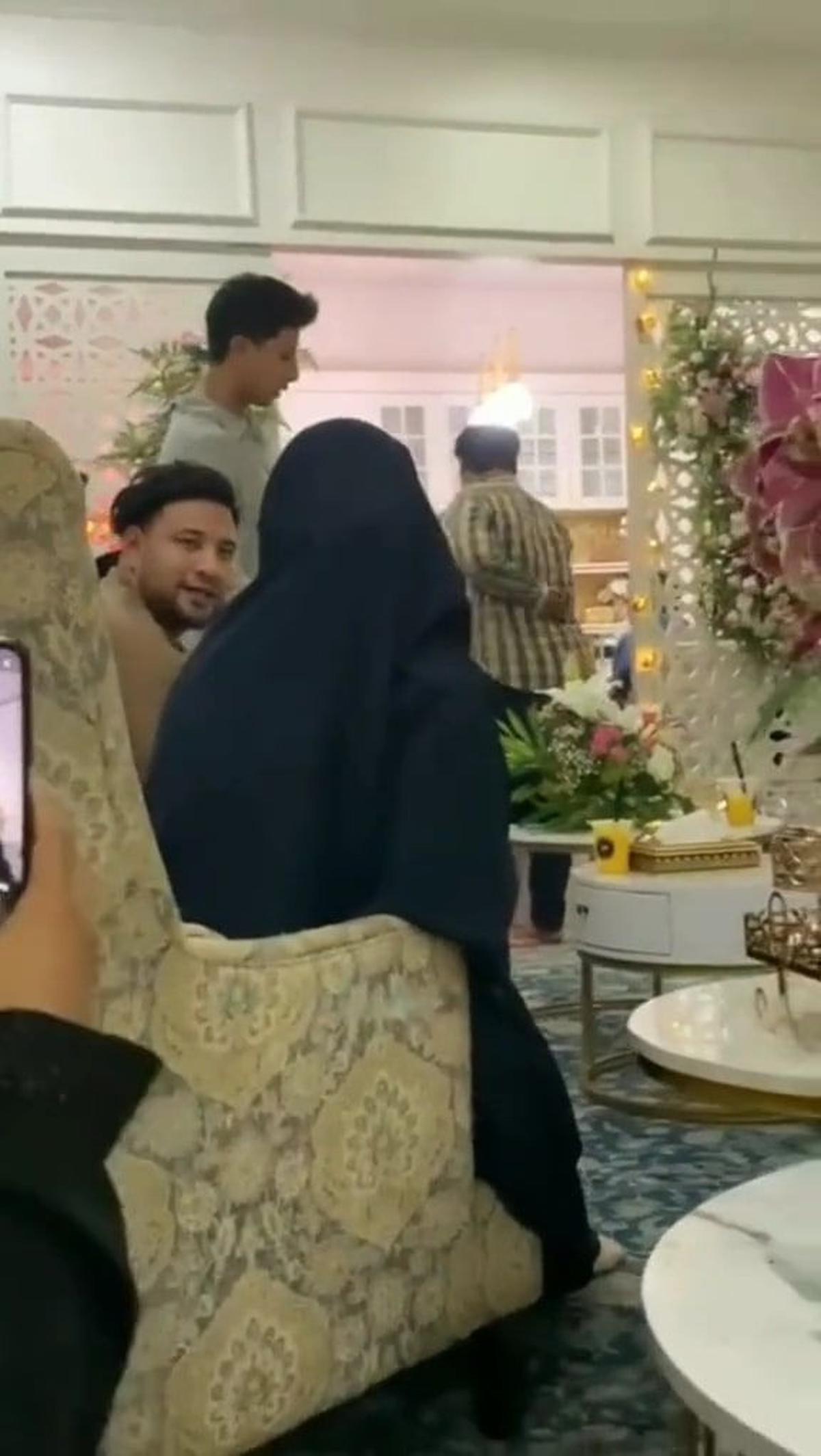Di akhir video viral di media sosial, Ammar Zoni dan Irish Bella duduk berdampingan dan berbincang.