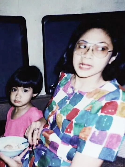 Ayudia Bing Slamet juga mengunggah foto bersama ibunya saat masih kecil. Ia juga menuliskan, “Selamat hari Ibu, Ibuku tersayang @susiachdiat. Jauh dekat, lagi ngobrol atau ngga, gak merubah kadar cintaku padamu”. (Instagram)