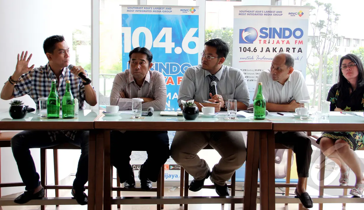 (Kiri ke kanan) dua anggota DPRD DKI Mohamad Sanusi, Abraham Lunggana, moderator, pengamat ekonomi kebijakan publik Ichsanuddin Noorsy, dan Sekjen Fitra Yenny Sucipto, dalam sebuah acara diskusi di  Jakarta, Sabtu (7/3/2015). (Liputan6.com/Helmi Afandi)