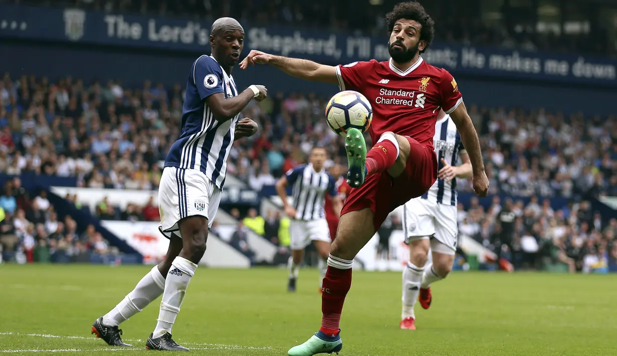 Aksi pemain Liverpool, Mohamed Salah saat berebut bola dengan pemain West Bromwich Albion, Allan Nyom (kiri) pada lanjutan Premier League di The Hawthorns, West Bromwich, (21/4/2018).  West Bromwich imbangi Liverpool 2-2. (Nigel French/PA via AP)
