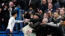 Gelandang Tottenham Hotspur Dele Alli memberikan jerseynya kepada penonton usai melawan Chelsea pada pertandingan Liga Inggris di Stamford Bridge, London (4/1). Tottenham Hotspur menang 3-1 atas Chelsea. (AP Photo/Alastair Grant)