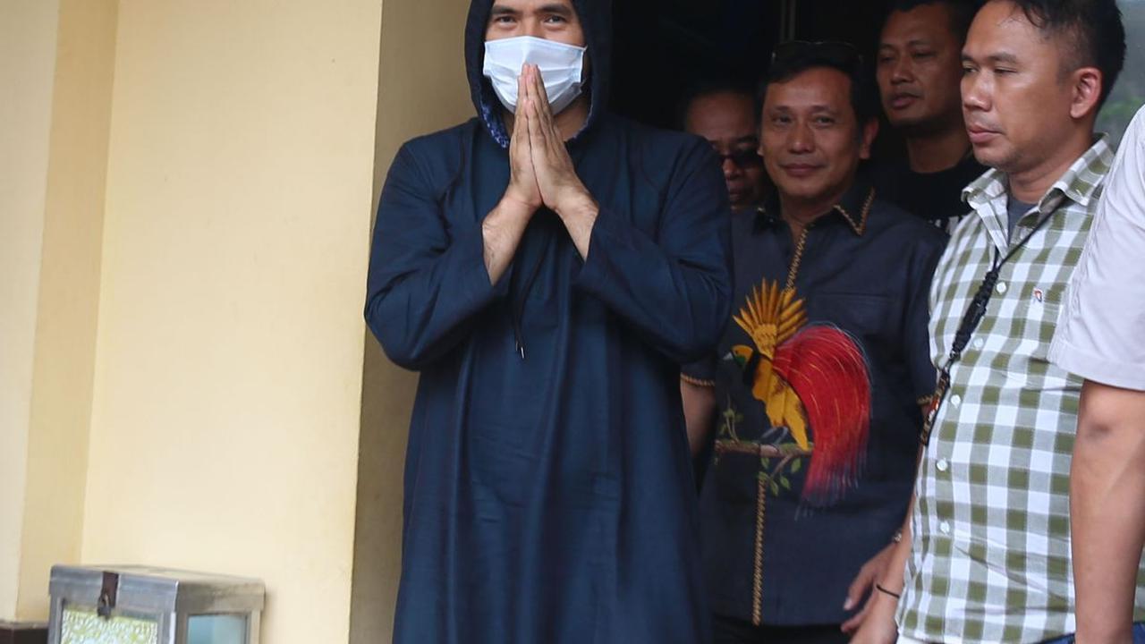 Artis Saipul Jamil menyapa awak media saat menghadiri konferensi pers di Mapolsek Tambora, Jakarta Barat, Sabtu (6/1/2023). Saipul Jamil akhirnya dibebaskan setelah ditangkap aparat kepolisian pada Jumat (5/1) kemarin.